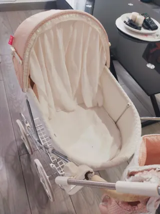 Carro de juguete rosa con capota