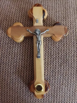 Cruz de madera de olivo con tierra de Jerusalén