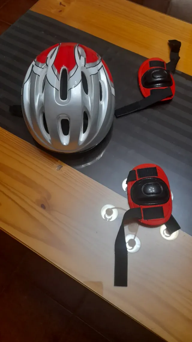 CASCO + 2 RODILLERAS NUEVOS .