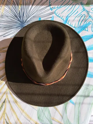 Sombrero de fieltro marrón con cinta trenzada