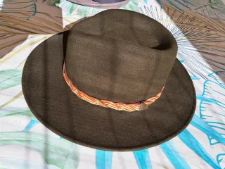 Sombrero de fieltro marrón con cinta trenzada