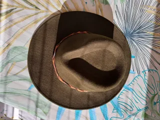 Sombrero de fieltro marrón con cinta trenzada