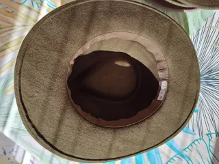 Sombrero de fieltro marrón con cinta trenzada