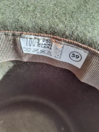 Sombrero de fieltro marrón con cinta trenzada