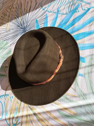 Sombrero de fieltro marrón con cinta trenzada