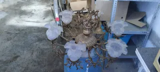 Lámpara de bronce y juego de candelabros y reloj