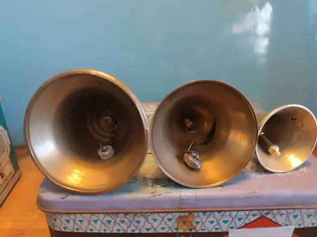 Lote de 3 campanas latón antiguas decoradas