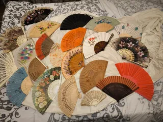 Colección de abanicos de tela y madera