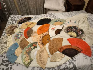 Colección de abanicos de tela y madera