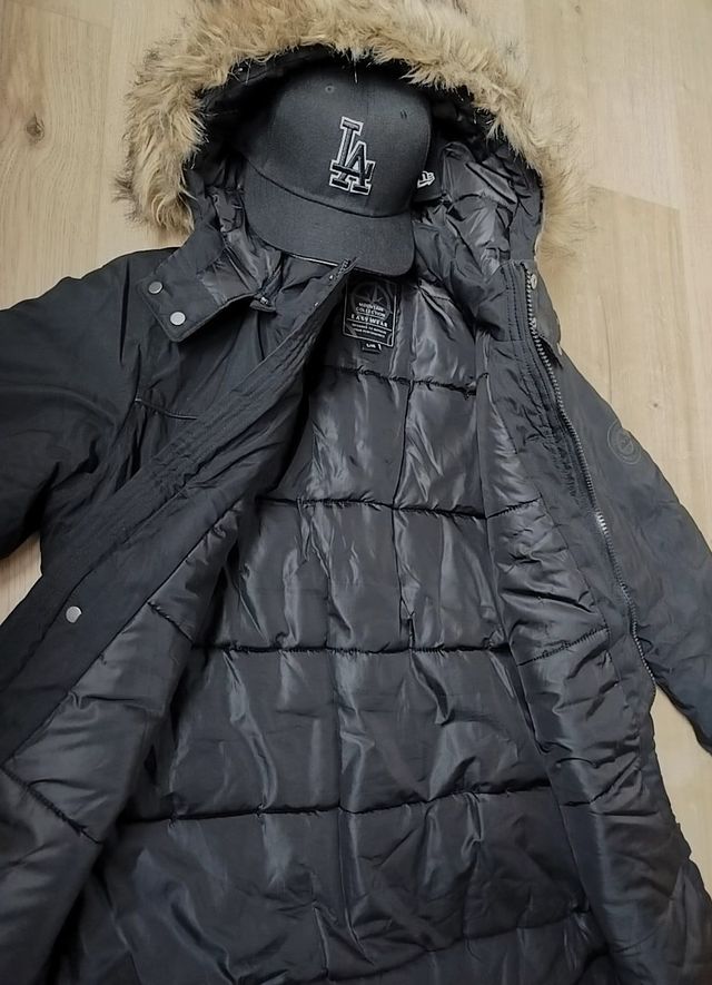 Chaqueta Parca Negra con Capucha Retirable