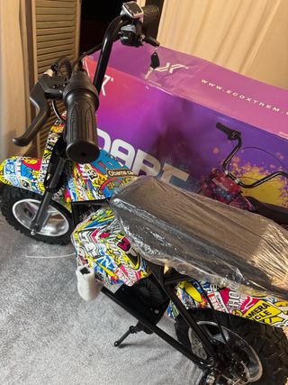 Moto Eléctrica con Diseño de Pegatinas