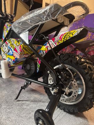 Moto Eléctrica con Diseño de Pegatinas