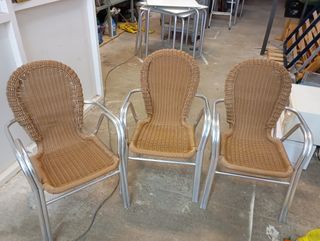 Sillas de aluminio y mimbre (3 unidades)