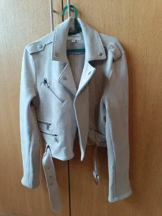 Chaqueta Stradivarius beige mujer