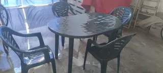 Mesa y 4 sillones de jardín de plástico