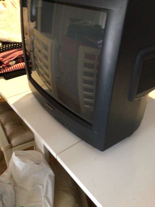 Televisor Sharp con mucho fondo