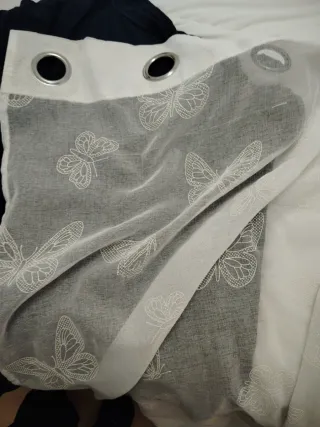 Cortina con barra y mariposas