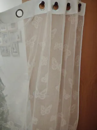 Cortina con barra y mariposas