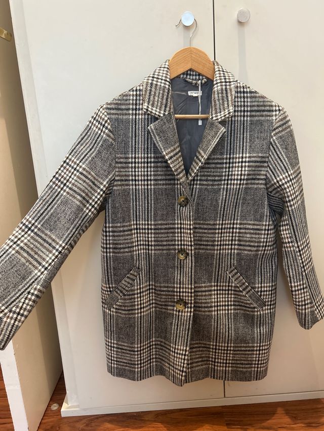 Abrigo cuadros nuevo, talla 11-12.