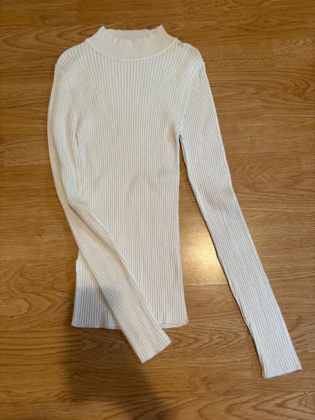 Jersey de cuello alto blanco de canalé