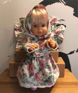 Bambola vintage vestita con foulard floreale