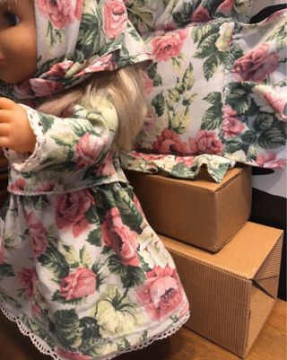 Bambola vintage vestita con foulard floreale