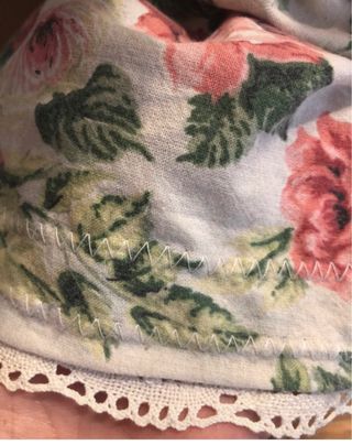 Bambola vintage vestita con foulard floreale