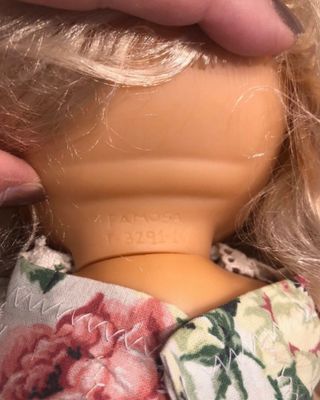 Bambola vintage vestita con foulard floreale