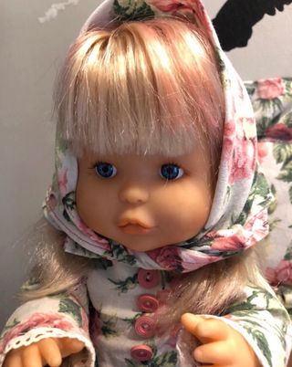 Bambola vintage vestita con foulard floreale