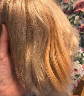 Bambola vintage vestita con foulard floreale