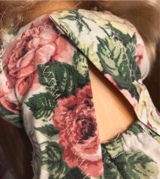 Bambola vintage vestita con foulard floreale
