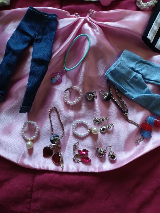 Accessori per Barbie: vestiti e gioielli