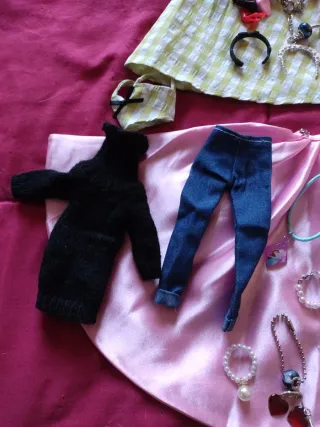 Accessori per Barbie: vestiti e gioielli