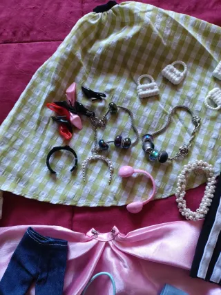 Accessori per Barbie: vestiti e gioielli