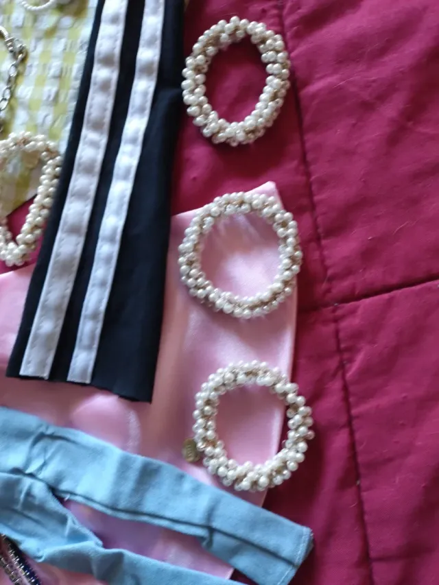 Accessori per Barbie: vestiti e gioielli