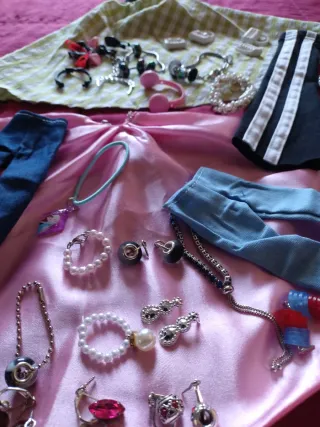 Accessori per Barbie: vestiti e gioielli