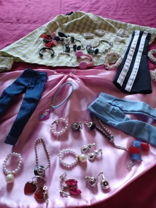 Accessori per Barbie: vestiti e gioielli