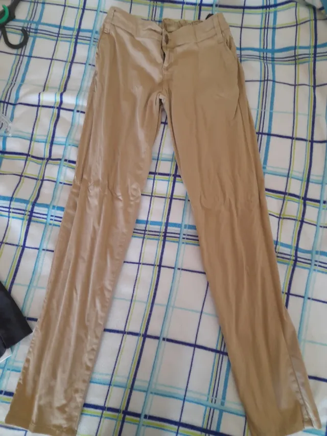 Pantalón de tela color caqui Stradivarius