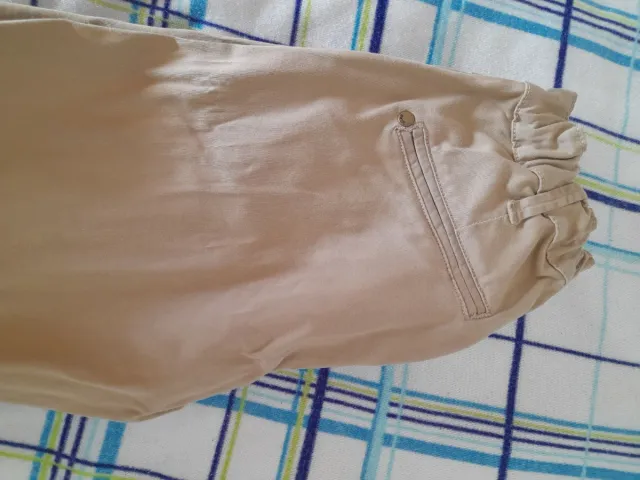 Pantalón de tela color caqui Stradivarius