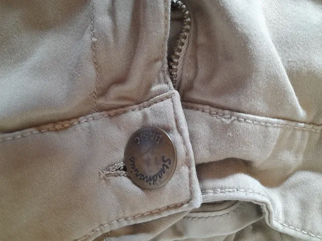 Pantalón de tela color caqui Stradivarius