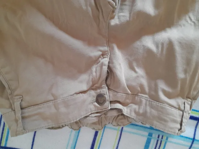 Pantalón de tela color caqui Stradivarius