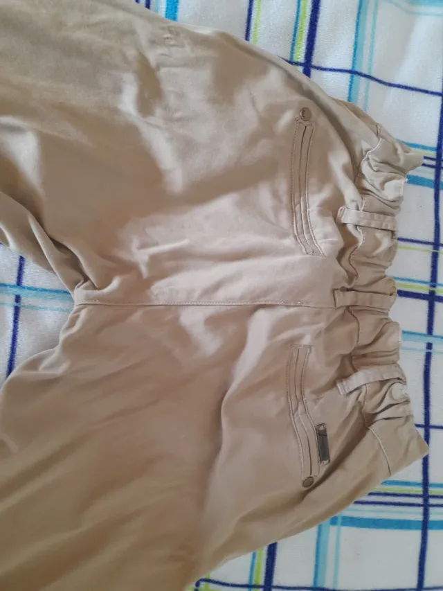 Pantalón de tela color caqui Stradivarius