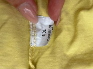 Top giallo con spalline