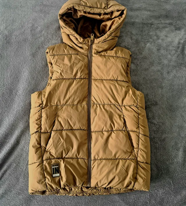 Chaleco niño con capucha.