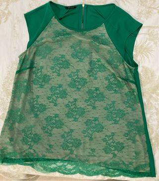 Blusa verde con encaje