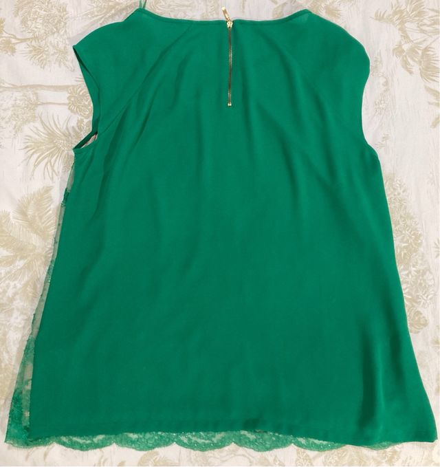 Blusa verde con encaje
