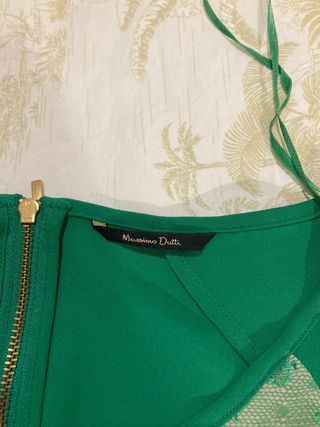 Blusa verde con encaje