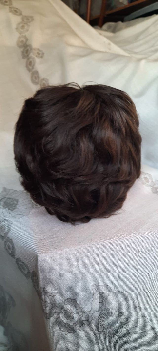 Peluca pelo castaño ondulado