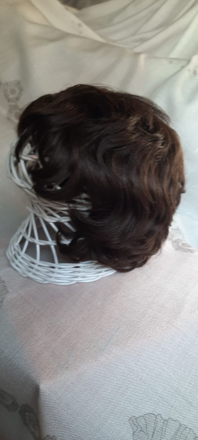 Peluca pelo castaño ondulado