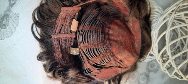 Peluca pelo castaño ondulado